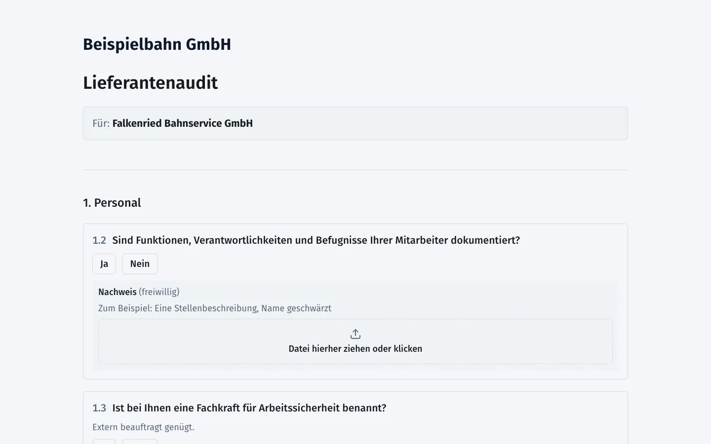 Lieferantenaudit als Formular per Link, wie der Lieferant es sieht: Auftraggeber und Lieferant im Kopf, darunter Fragen zum Personal mit Ja/Nein und einem Feld für den Nachweis als Upload.