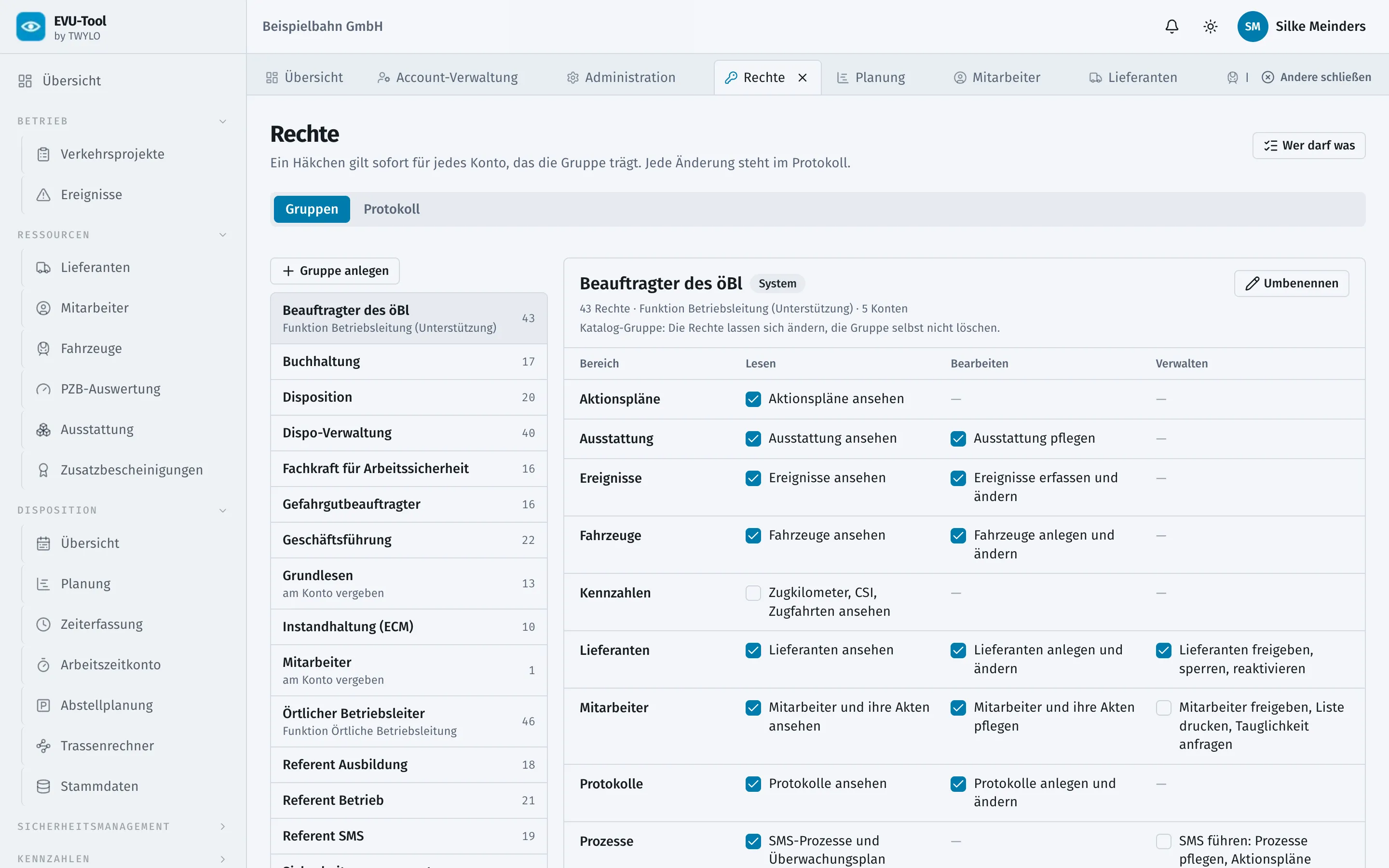 Rechteverwaltung mit Gruppen links und den Rechten einer Gruppe in den Stufen Lesen, Bearbeiten, Verwalten.